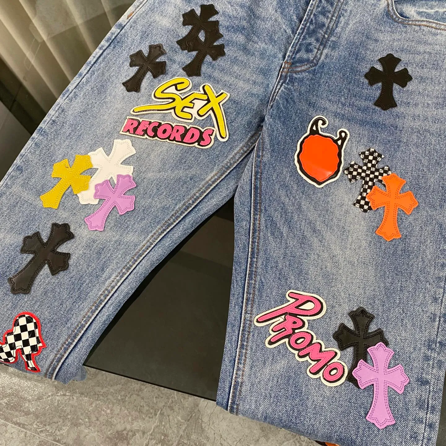 P320 CH Chromehearts blue graffiti cross patchwork leather heavy-duty cow king jeans, cabinet price 34W level, patchwork cross pattern embellishment, washed jeans! ! An absolutely high-end luxury product, a 1.9W-level god-level single product, a super popular product, made by top heavy industry, a magic weapon that cannot be missed! [About Zangyin] This is an extremely luxurious fashion brand that can also be called the aristocracy of the high street. It has always been an exclusive brand for some hipsters or rich second generations. Compared with ordinary high streets, it is more luxurious and noble. Compared with luxury brands, it is more fashionable and individual. It has always been a brand that I have a special liking for. [Top heavy industry fashion design] Consistently high-street luxury style. Speaking of this style, the Zangyin family and GU family are definitely the leading representative brands. Especially the Zangyin family has really achieved a state-of-the-art effect in creating high-street style. The unique washed material is used to create this style. The color system is already quite eye-catching. After it is decorated with patchwork cross flowers, it cleverly highlights the charm of the brand. Secondly, this style uses classic The high-waist cutting design highlights the long legs and fashionable temperament of the upper body. The brand is highly recognizable and the slim fit configuration is more suitable for daily wear. It is a product that interprets personality, fashion, and specifications at a glance. This single product is enough to make any fan excited. It can be a white T-shirt for a youthful college style, or a tight suspender for a royal style. It has strong matching ability and can be easily controlled by men.  [Materials and craftsmanship] Needless to say, this point goes without saying. As an excellent craftsman brand, Zangyin’s requirements for details and craftsmanship are really perfect. The washed color of this model has gone through so many processes, not to mention the embellishment of denim appliques. It is also purely hand-made and sewn. Just like what they believe in, only hand-made things have soul and have the meaning of wear. A top-notch heavy-duty fashionable denim item, I look forward to your perfect interpretation! !  Color: blue Size: 28-36